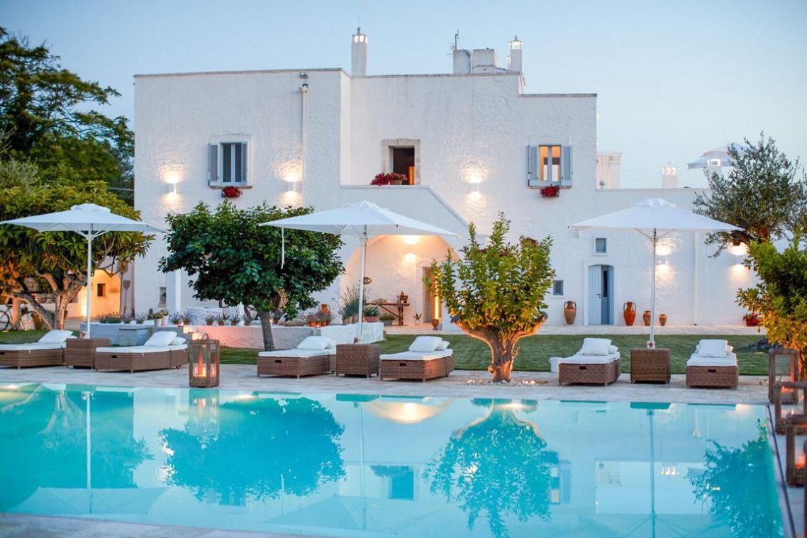 Luxuriöse Masseria in Apulien mit Pool zwischen jahrhundertealten Olivenbäumen Luxuriöse Masseria in Apulien mit Pool zwischen jahrhundertealten Olivenbäumen