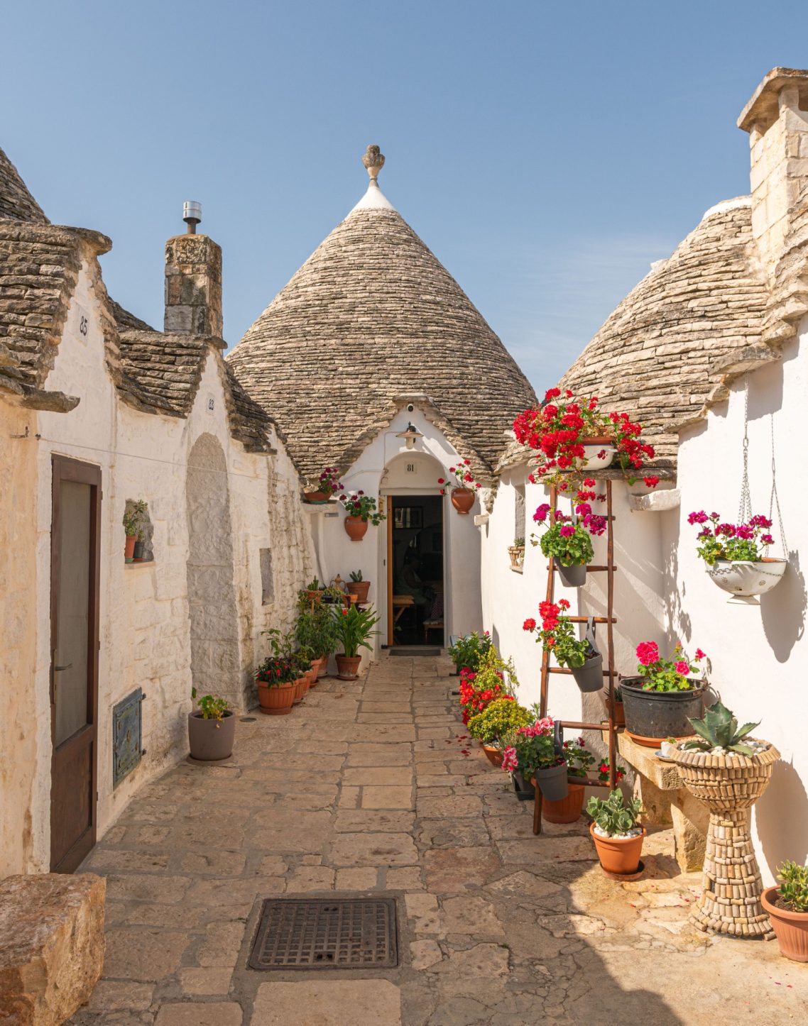 Typische Trulli-Steinhäuser mit konischen Dächern im Valle d’Itria Typische Trulli-Steinhäuser mit konischen Dächern im Valle d’Itria